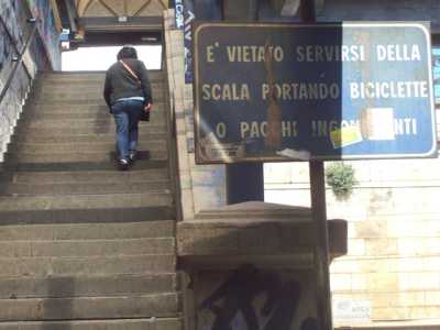 La lunga e ripida scala che collega corso Italia alla stazione Quintino Sella vista dal basso (2)
